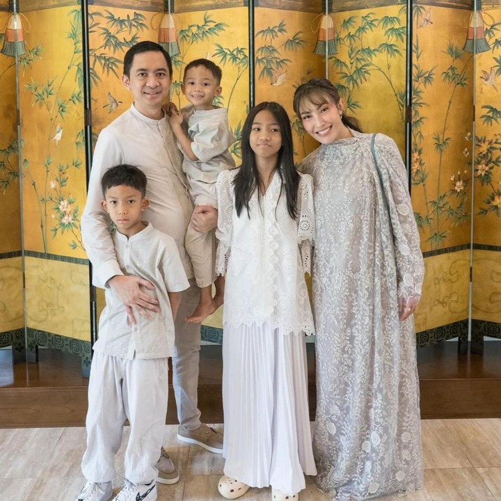 <p>Bunda juga bisa mencoba pose Lebaran dengan berdiri seperti yang dilakukan keluarga Ayu Dewi dan Regi Datau. Gaya seperti ini terlihat santai dan tetap terasa kompak untuk momen Lebaran. Dalam fotonya, Ayu dan putrinya berdiri berdampingan dengan pose menyamping, sementara sang suami menggendong Si Kecil sekaligus merangkul putranya yang berdiri di depan. (Foto: Instagram @mrsayudewi)</p>