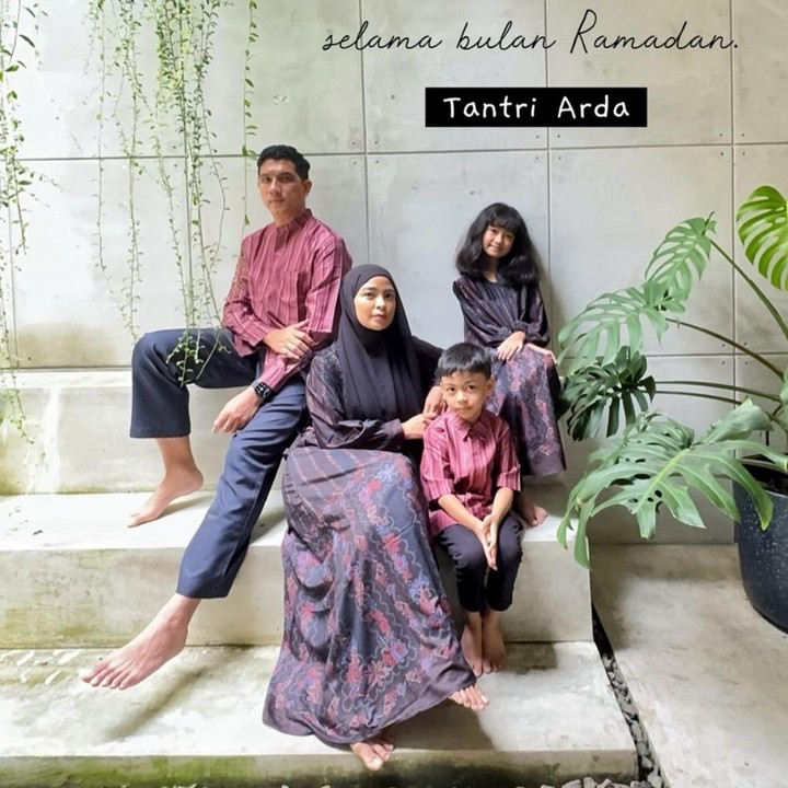 <p>Keluarga Tantri 'Kotak' dan Hatna Danarda pernah berpose duduk untuk foto Lebaran mereka nih, Bunda. Tantri duduk di bagian depan bersama Si Kecil Arkhairan, sementara si sulung Karanada duduk sejajar di samping sang Ayah. (Foto: Instagram @tantrisyalindri)</p>