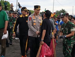Kapolda Bali Berbaur Saat Aksi Bersih-bersih Sampah di Pantai Padanggalak