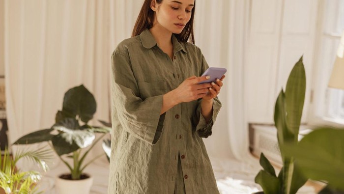 3 Ciri Kepribadian Orang yang Lebih Pilih Chat daripada Telepon Menurut Psikolog