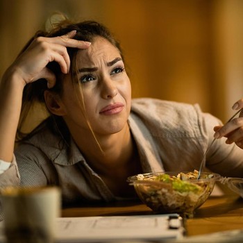 Makan karena Lapar atau Emosi? Kenali Tanda Emotional Eating dan Cara Mengatasinya