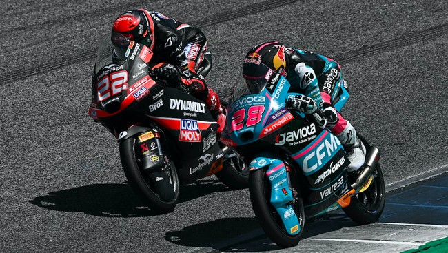 Pembalap asal Spanyol David Almansa hanya unggul 10 centimeter atas Maximo Quiles di garis finis untuk menang Moto3 Thailand 2026, Minggu (1/3).