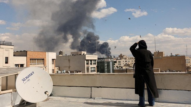 Badan intelijen AS prediksi Iran bakal luncurkan serangan langsung ke Amerika, namun disebut bukan serangan fisik skala besar.