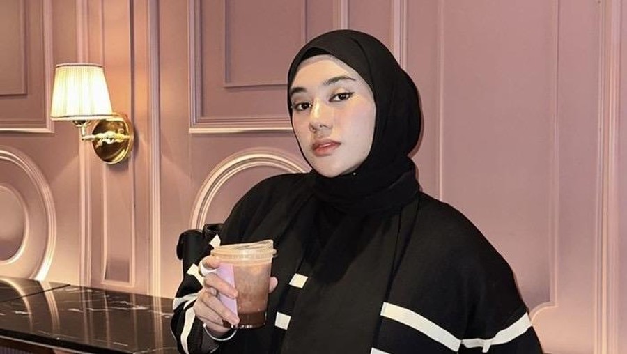 Pose Cantik Clara Shinta saat Minum Matcha hingga Makan Steak di Restoran