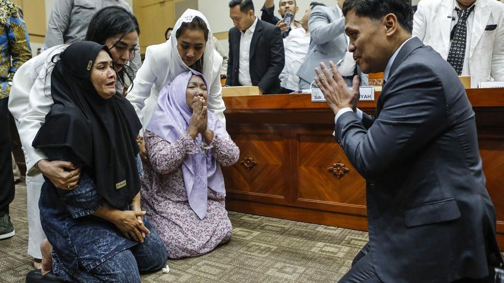 FOTO: SD di Karawang Ambruk Hingga Ibu ABK Fandi Minta Bantuan DPR