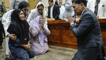 FOTO: SD di Karawang Ambruk Hingga Ibu ABK Fandi Minta Bantuan DPR