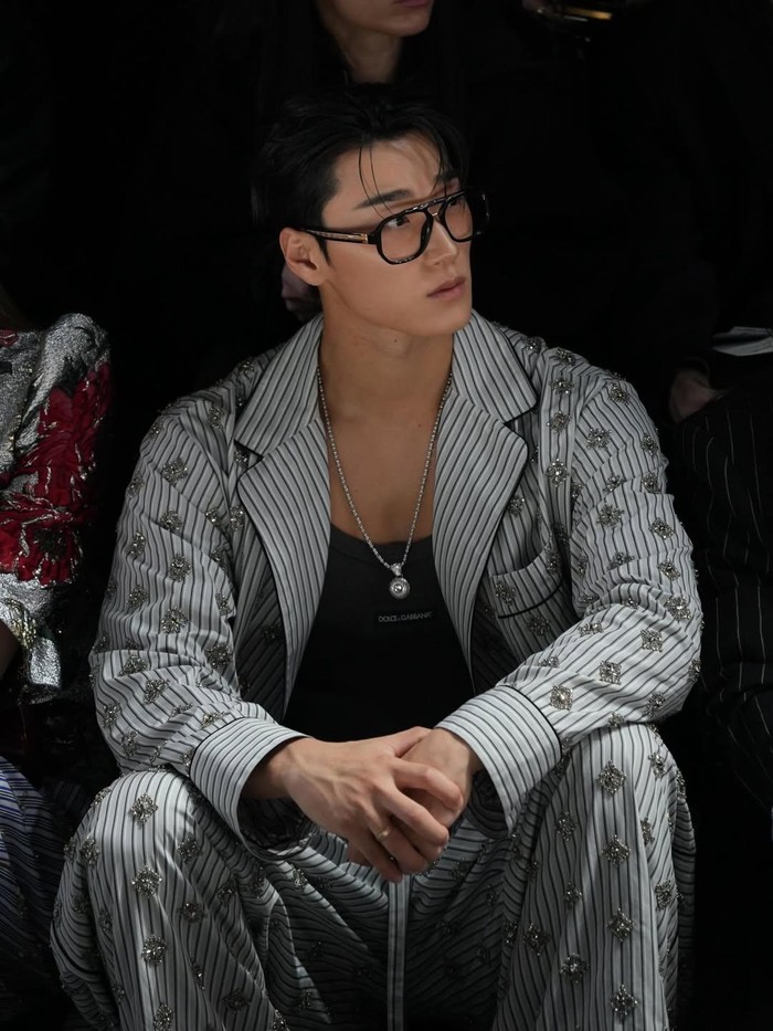 Kali ini, idol K-Pop tersebut terlihat maskulin dalam balutan one set bermotif garis-garis, serta inner berwarna abu-abu./ Foto: instagram.com/choi3san