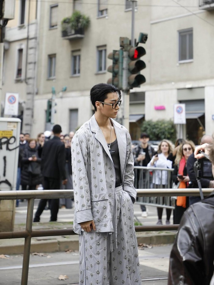 Tidak ketinggalan, San ATEEZ juga menambahkan aksesoris seperti kacamata dan kalung untuk melengkapi penampilannya./ Foto: instagram.com/choi3san