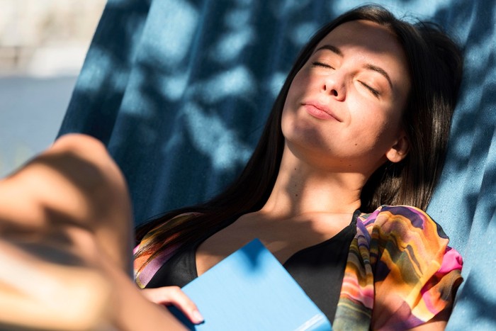 Sinar matahari membantu meningkatkan mood dan mengatur ritme tidur. Cukup 10 hingga 20 menit paparan setiap hari sudah memberi manfaat/ Foto: Freepik.com/Freepik