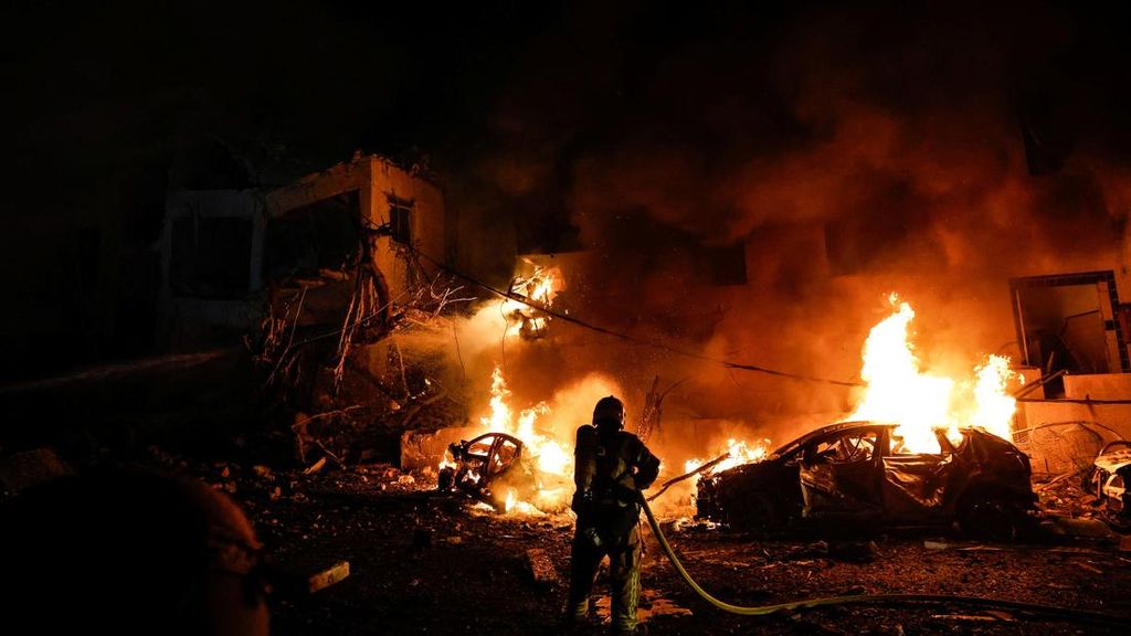 Serangan Rudal Iran Hantam Kilang Minyak Bahrain hingga Tel Aviv