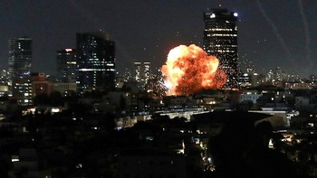 FOTO: Tel Aviv Mencekam Dihujani Rudal Balasan Iran