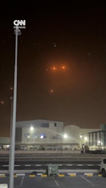 Penampakan Qatar Tangkis Rentetan Rudal Iran di Doha