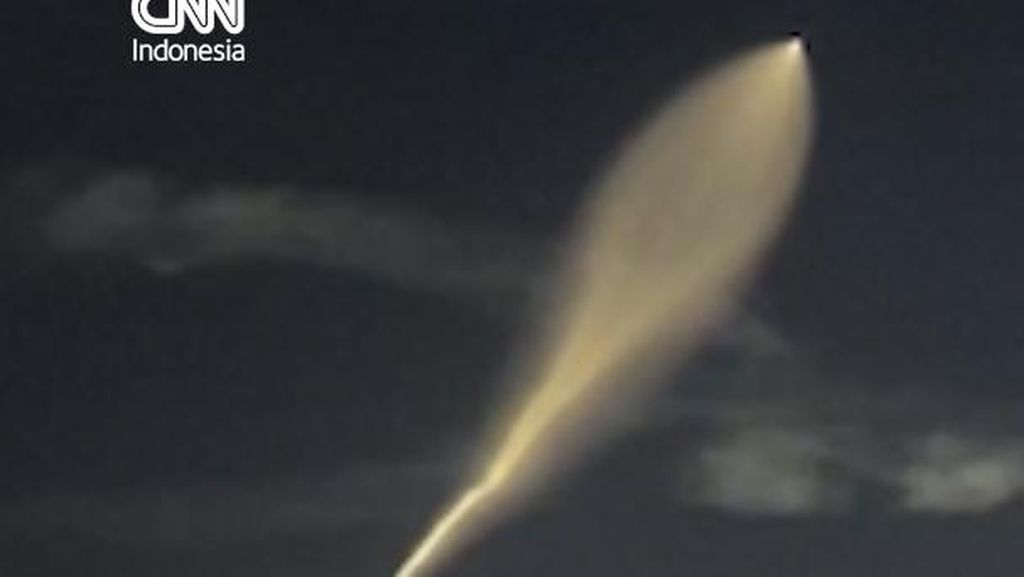 Penampakan Rudal Iran Membelah Langit Usai Diserang Israel