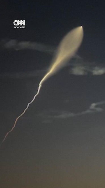 Penampakan Rudal Iran Membelah Langit Usai Diserang Israel