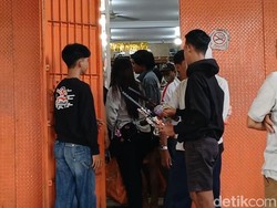Cerita Warga Antre Sejam Berburu Senjata Mainan di Makassar Buat Anak-Cucu