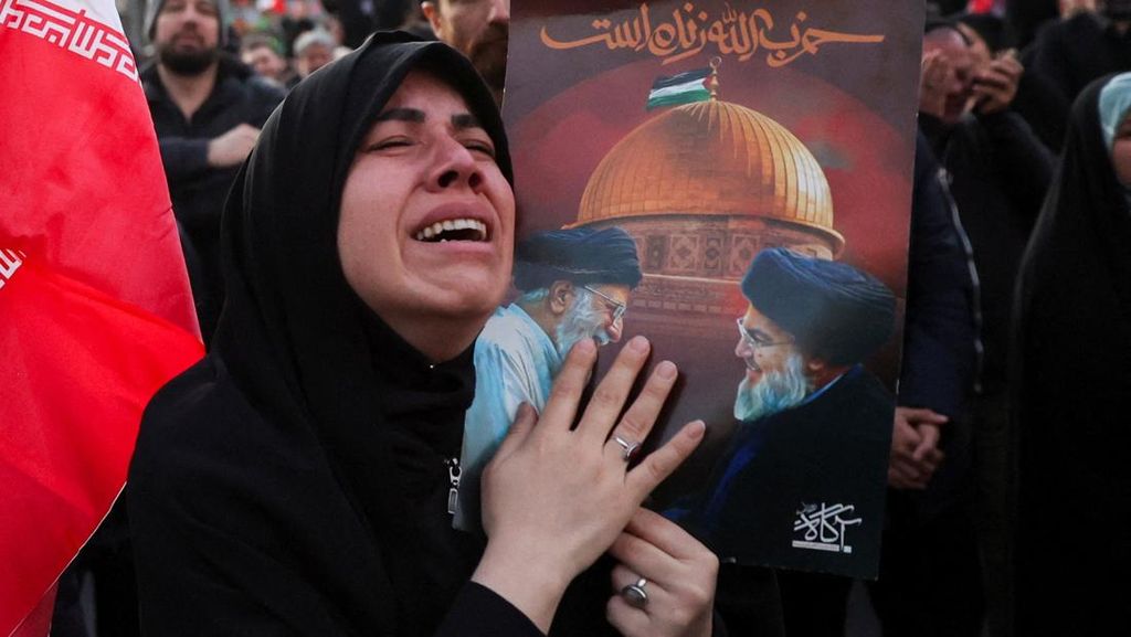 FOTO: Tangis Rakyat Iran Atas Kematian Khamenei