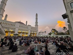 Serunya Tradisi Warga Pontianak Ngabuburit-War Takjil di Masjid Mujahidin