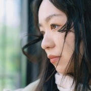 5 Ciri Kepribadian Orang yang Suka Bengong saat Sendirian