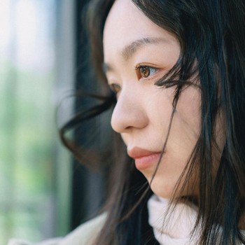 5 Ciri Kepribadian Orang yang Suka Bengong saat Sendirian