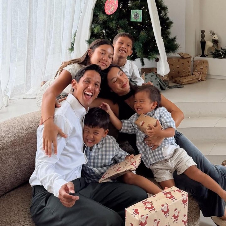 <p>Selama lima belas tahun membangun rumah tangga, pasangan Jennifer Bachdim dan Irfan Bachdim kini telah dikaruniai empat orang anak. salah satu yang kerap mencuri perhatian netizen adalah anak ketiganya, Kiyoji Kaynen Bachdim. (Foto: Instagram @jenniferbachdim)</p>