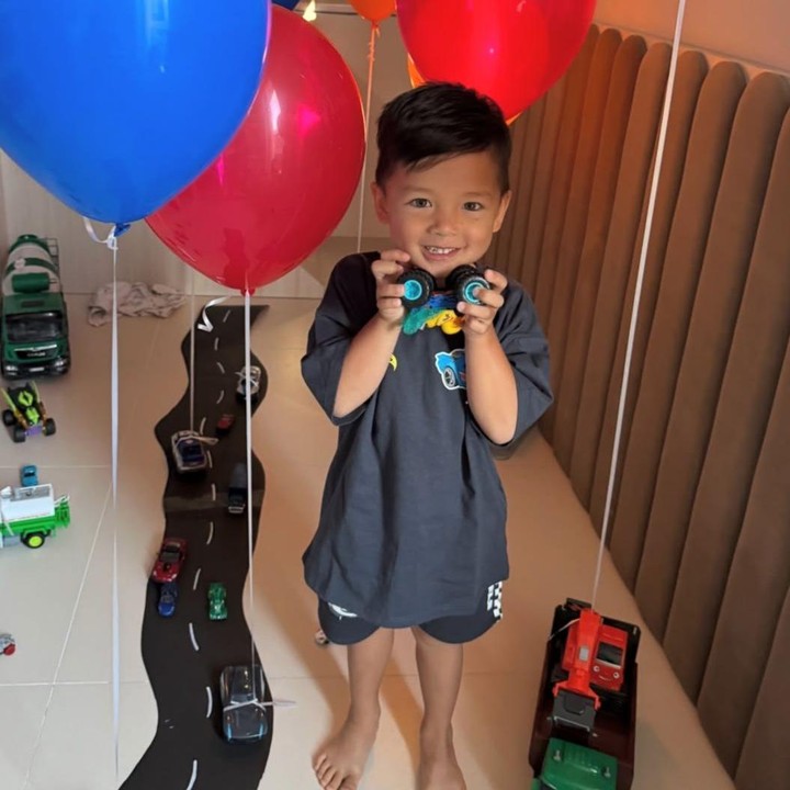 <p>Sejak pertama kali diperlihatkan ke publik, Kiyoji sudah berhasil menarik perhatian netizen. Ia memiliki wajah bule dengan bola mata yang indah mewarisi pesona dari kedua orang tuanya. (Foto: Instagram @jenniferbachdim)</p>