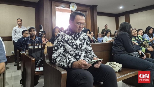 Basuki Tjahaja Purnama alias Ahok menghadiri sidang lanjutan kasus korupsi LNG Pertamina dengan terdakwa Hari Karyuliarto dan Yeni Andayani sebagai saksi.
