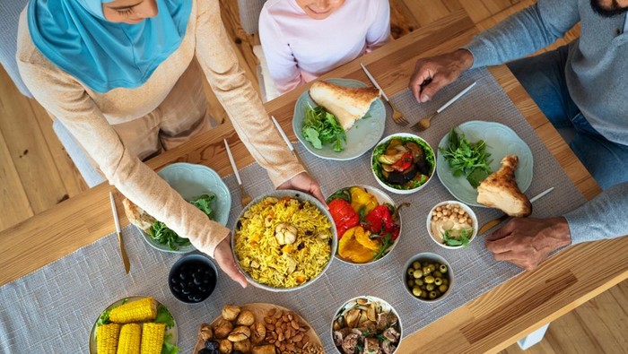 Sering Kalap saat Buka Puasa? Ini 4 Cara Cegah Food Waste di Bulan Ramadan