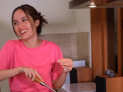 Potret Dapur Sederhana di Rumah Cinta Laura saat Masak Rawon untuk Sahur