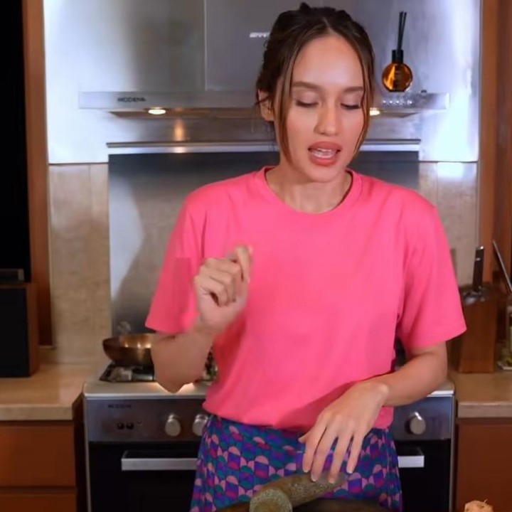 <p>Cinta Laura termasuk artis Indonesia yang kerap membagikan konten memasak di rumah. Kali ini, Cinta kembali memperlihatkan kemampuannya tersebut saat memasak rawon untuk makan sahur, Bunda. (Foto: Instagram @claurakiehl)</p>