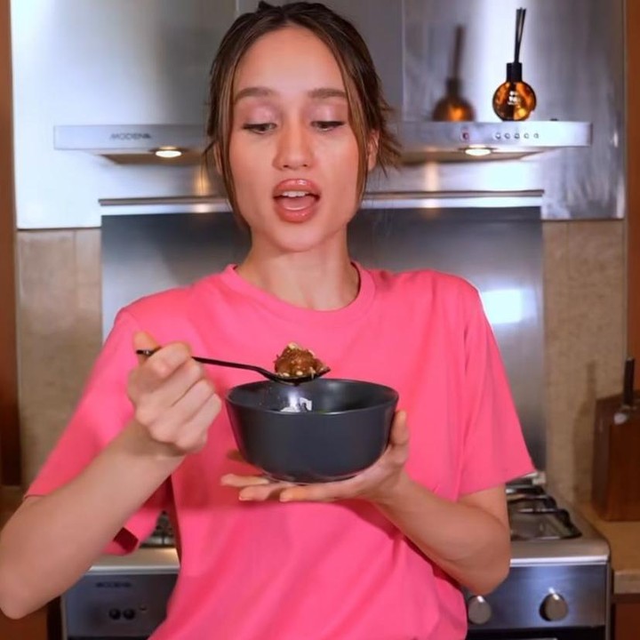 <p>Memiliki dapur sederhana tak menghalangi Cinta melakukan beragam eksperimen dalam menyajikan masakan yang lezat. Setelah masak rawon untuk sahur, ia pun tertarik untuk memasak makanan khas Nusantara lainnya, Bunda. &ldquo;Sampai jumpa di menu MBG selanjutnya,&rdquo; ungkap Cinta. (Foto: Instagram @claurakiehl)</p>