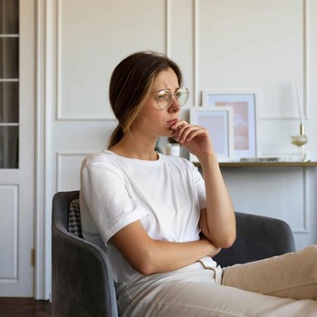 5 Ciri Kepribadian Orang yang Sering Overthinking dan Membayangkan Skenario Terburuk