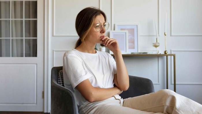 5 Ciri Kepribadian Orang yang Sering Overthinking dan Membayangkan Skenario Terburuk