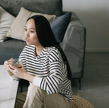 6 Ciri Kepribadian Perempuan yang Memiliki Rutinitas Minum Teh di Pagi Hari