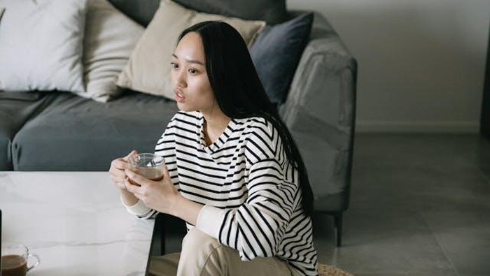 6 Ciri Kepribadian Perempuan yang Memiliki Rutinitas Minum Teh di Pagi Hari
