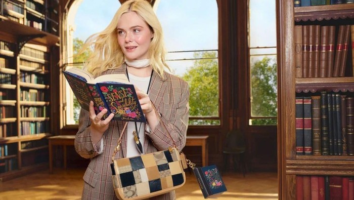 Bukan Sekadar Aksesori, Coach Rilis Bag Charm Novel Mini yang Bisa Dibaca di Mana Saja