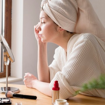 5 Tips Makeup Aman untuk Pemilik Mata yang Mudah Berair