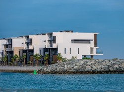 Momen Mencekam Turis Inggris di Dubai: Vila Berguncang Saat Rudal Meledak di Langit