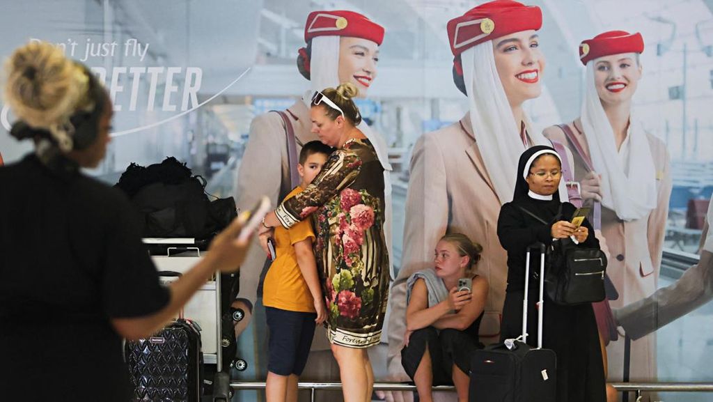 FOTO: Imbas Perang, 15 Penerbangan Internasional di Bandara Bali Batal