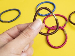 Viral Facelift Instan Pakai Karet Gelang di Telinga, Ini Kata Pakar