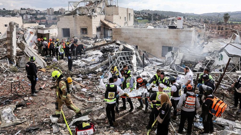 FOTO: Hantaman Rudal-rudal Iran ke Beit Shemesh Israel, 9 Tewas