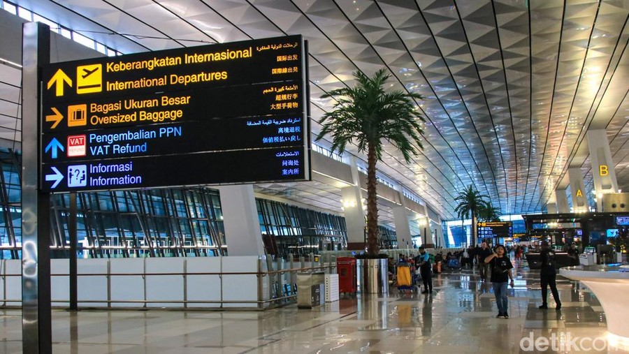 Pantauan suasana di Bandara Internasional Soekarno-Hatta&comma; Tangerang&comma; Senin &lpar;2&sol;3&sol;2026&rpar;&comma; menunjukkan sejumlah penerbangan rute Timur Tengah dibatalkan dan ditunda menyusul konflik di kawasan tersebut yang kian memanas&period; Kebijakan ini diambil maskapai sebagai langkah antisipasi demi keselamatan dan keamanan penerbangan&period;