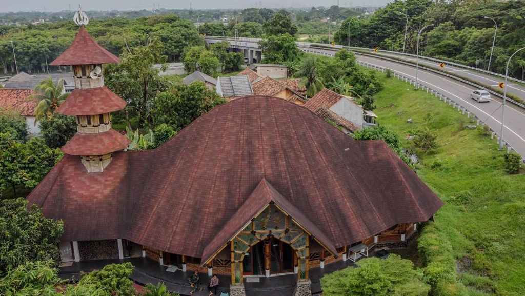 FOTO: Menjelajahi 8 Masjid Berarsitektur Unik di Nusantara