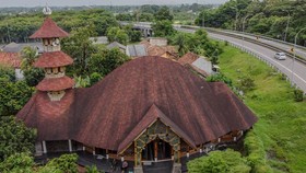 FOTO: Menjelajahi 8 Masjid Berarsitektur Unik di Nusantara