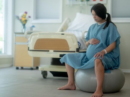 Ketahui Manfaat dan Risiko Melahirkan dengan Posisi Jongkok