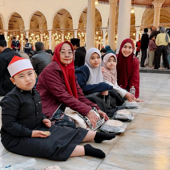 <p>Unggahan tersebut pun menuai pujian netizen, tak sedikit dari mereka yang mendoakan kebahagiaan untuk Oki dan keluarga. &ldquo;MasyaAllah Mba Oki benar-benar beruntung, bisa membahagiakan ibu &amp; keluarga sekaligus, dilandasi Imam Islam &amp; ilmu, Allahumma baarik. Semoga nular pada keluarga kami, aamiin Allahumma aamiin,&rdquo; tulis akun <em>@rinamariya****</em>. &ldquo;Selalu sehat, selalu bahagia, berlimpah rezeki, ustadzah beserta keluarga,&rdquo; tulis akun<em> @astrihal****.</em> (Foto: Instagram @okisetianadewi)</p>