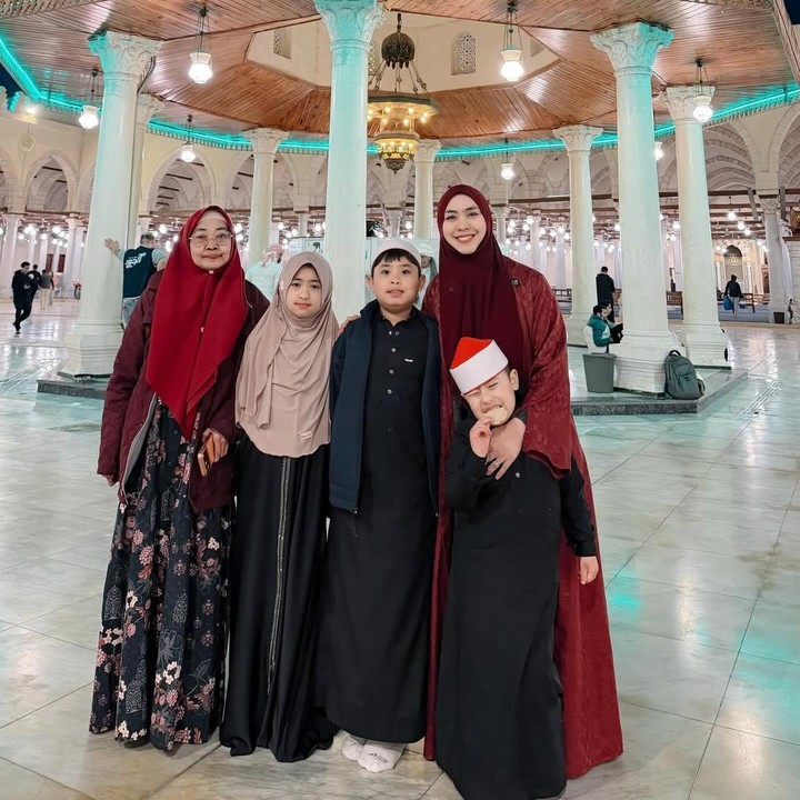 <p>Momen itu dibagikan langsung oleh Oki lewat beberapa foto yang diunggah di akun Instagram pribadinya. Pada Ramadhan tahun keduanya di Mesir, Oki melakukan salat tarawih di Masjid Amr bin Ash bersama anak-anak dan ibundanya. &ldquo;Ramadhan kedua di bumi Mesir. Iftar dan tarawih di Masjid Amr bin Ash,&rdquo; tulis Oki, dikutip dari laman Instagram @<em>okisetianadewi</em>, Senin (2/3/2026). (Foto: Instagram @okisetianadewi)</p>