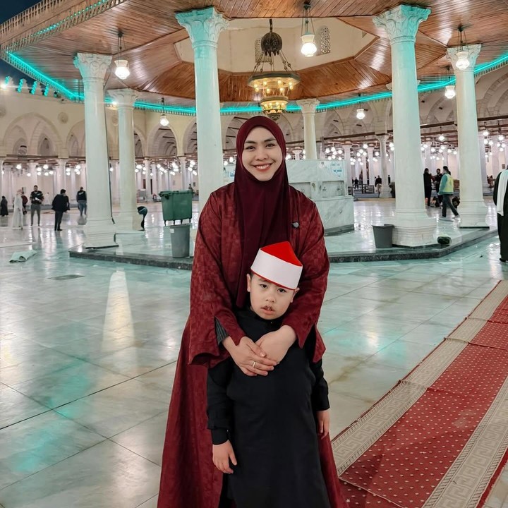 <p>Setiap Muslim tentunya tak ingin melewatkan kesempatan untuk menjalani ibadah selama bulan suci Ramadhan. Begitu juga dengan Ustazah Oki Setiana Dewi yang mengisinya dengan safari tarawih. (Foto: Instagram @okisetianadewi)</p>