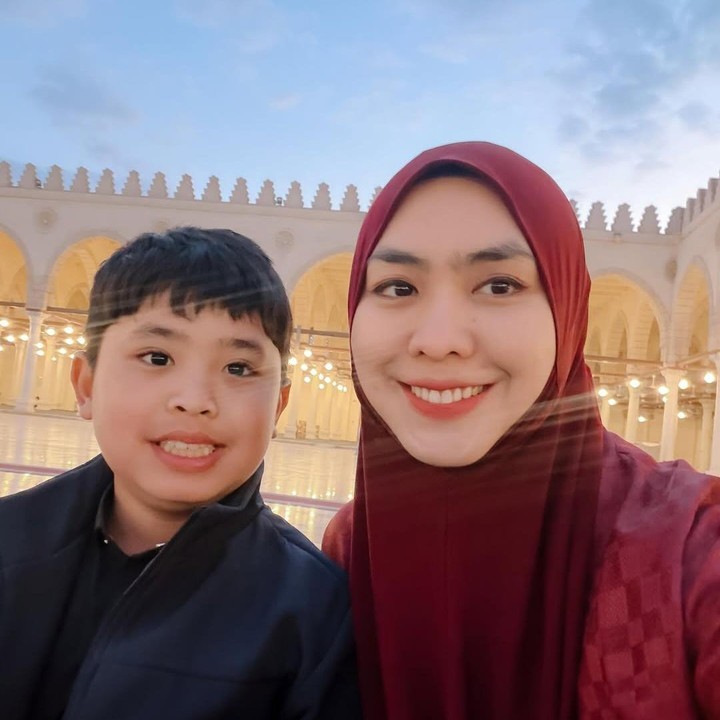 <p>Oki menjelaskan bahwa keluarganya setiap minggu selalu berpindah masjid untuk melaksanakan salat tarawih selama Ramadhan. &ldquo;Setiap seminggu sekali kami salat di masjid yang berbeda. Salah satu yang selalu dikunjungi di Ramadhan selain Masjid Azhar adalah Masjid Amr bin Ash,&rdquo; tuturnya. (Foto: Instagram @okisetianadewi)</p>