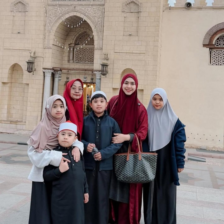 <p>Usut punya usut, ternyata Masjid Amr bin Ash merupakan masjid tertua di Mesir dan Afrika. &ldquo;Masjid Amr bin Ash adalah masjid tertua di Mesir dan Afrika. Selama 600 tahun, masjid ini menjadi pusat pengajaran Islam sebelum perannya digantikan oleh Masjid Al-Azhar,&rdquo; ungkap Oki. (Foto: Instagram @okisetianadewi)</p>
