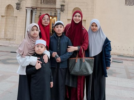Momen Oki Setiana Dewi Ajak Anak & Ibunda Tarawih di Masjid Tertua di Mesir